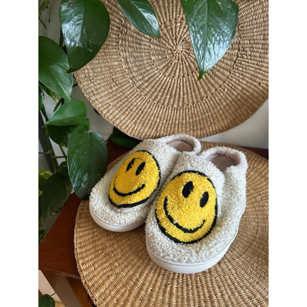 Smiley Face Adult men’s size 10 smiley slippers used